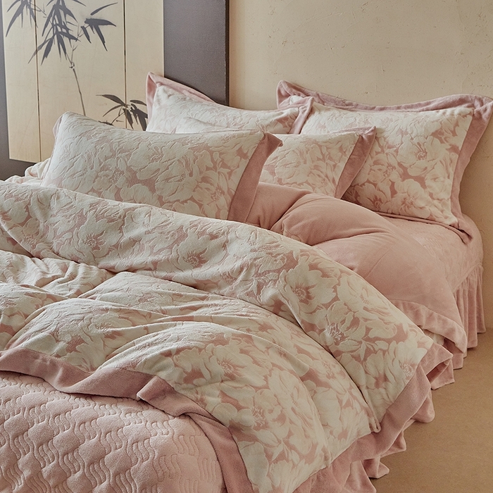 91家纺网 家纺一手货源 找家纺 孑寐家纺 2025新款宽边拼角雕花绒床盖四件套 花夕颜-粉色