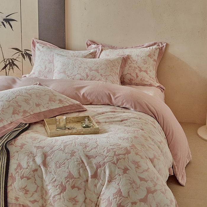 91家纺网 家纺一手货源 找家纺 孑寐家纺 2025新款宽边拼角雕花绒床盖四件套 花夕颜-粉色