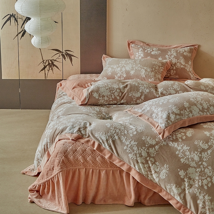 91家纺网 家纺一手货源 找家纺 孑寐家纺 2025新款宽边拼角雕花绒床盖四件套 香雪海-橘色