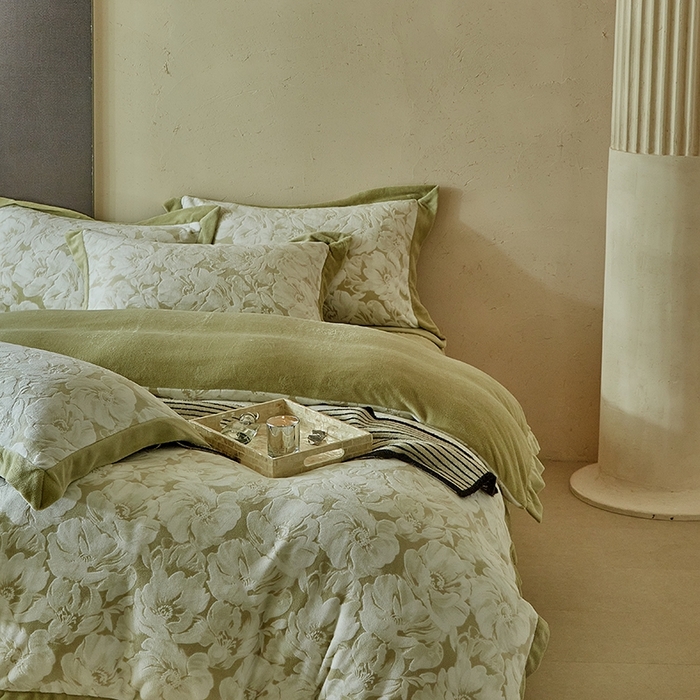 91家纺网 家纺一手货源 找家纺 孑寐家纺 2025新款宽边拼角雕花绒床盖四件套 香雪海-绿色