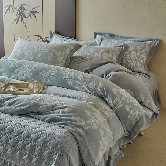 91家纺网 家纺一手货源 找家纺 孑寐家纺 2025新款宽边拼角雕花绒床盖四件套 香雪海-雾蓝