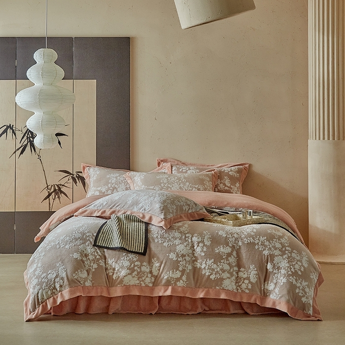 91家纺网 家纺一手货源 找家纺 孑寐家纺 2025新款宽边拼角雕花绒床盖四件套 香雪海-橘色