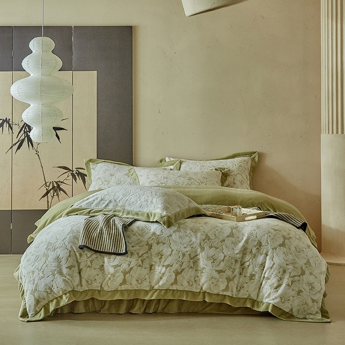 91家纺网 家纺一手货源 找家纺 孑寐家纺 2025新款宽边拼角雕花绒床盖四件套 香雪海-绿色