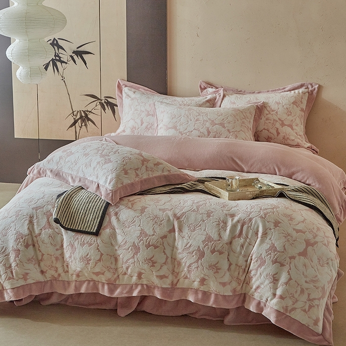 91家纺网 家纺一手货源 找家纺 孑寐家纺 2025新款宽边拼角雕花绒床盖四件套 花夕颜-粉色