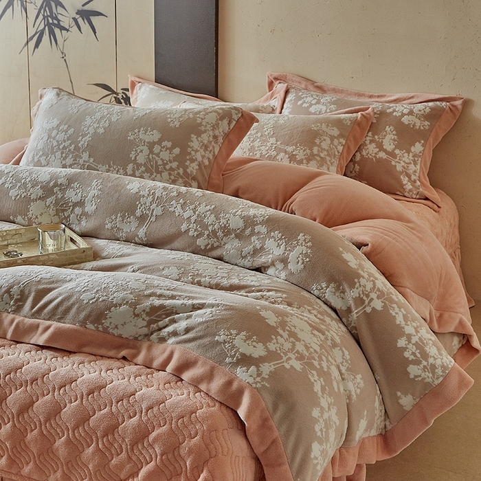 91家纺网 家纺一手货源 找家纺 孑寐家纺 2025新款宽边拼角雕花绒床盖四件套 香雪海-橘色