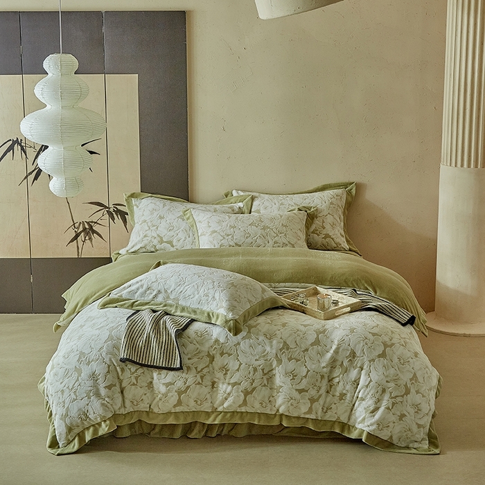 91家纺网 家纺一手货源 找家纺 孑寐家纺 2025新款宽边拼角雕花绒床盖四件套 香雪海-绿色