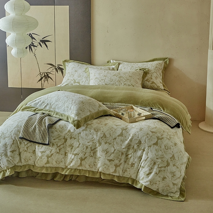 91家纺网 家纺一手货源 找家纺 孑寐家纺 2025新款宽边拼角雕花绒床盖四件套 香雪海-绿色