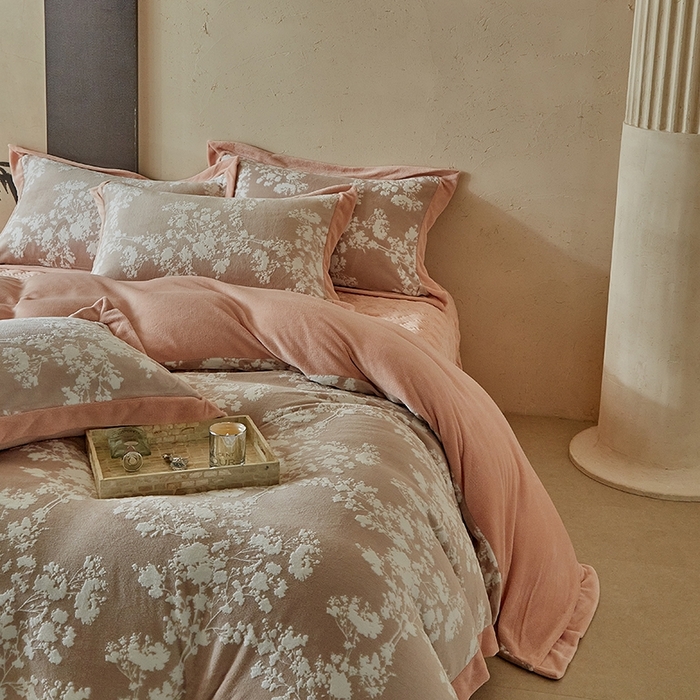 91家纺网 家纺一手货源 找家纺 孑寐家纺 2025新款宽边拼角雕花绒床盖四件套 香雪海-橘色