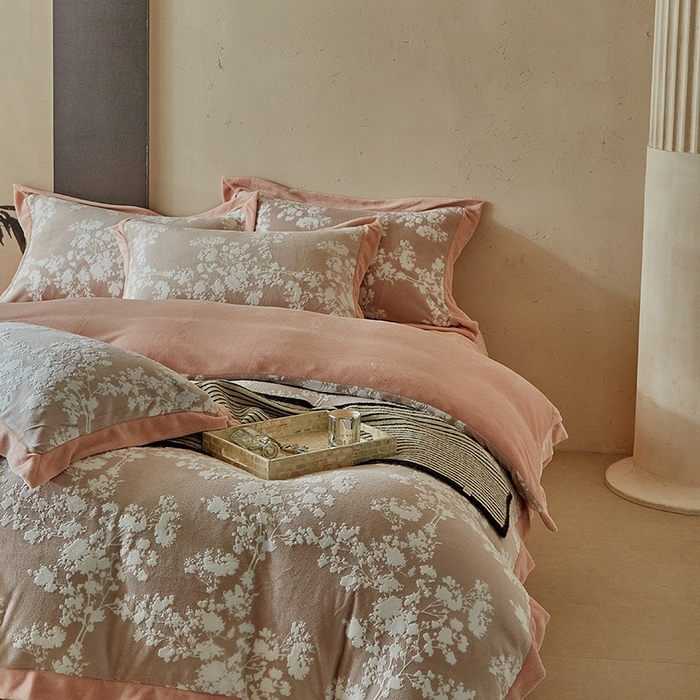 91家纺网 家纺一手货源 找家纺 孑寐家纺 2025新款宽边拼角雕花绒床盖四件套 香雪海-橘色