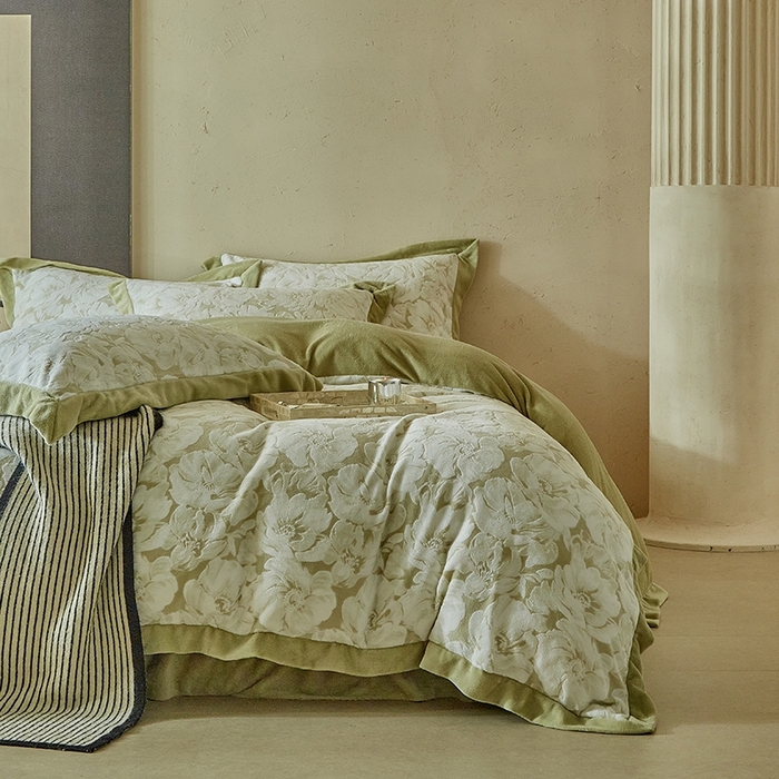 91家纺网 家纺一手货源 找家纺 孑寐家纺 2025新款宽边拼角雕花绒床盖四件套 香雪海-绿色