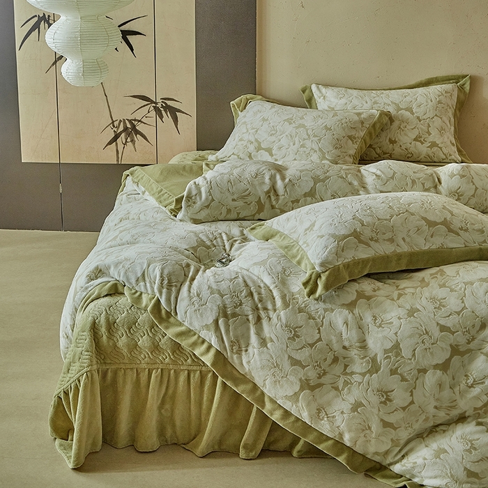 91家纺网 家纺一手货源 找家纺 孑寐家纺 2025新款宽边拼角雕花绒床盖四件套 香雪海-绿色