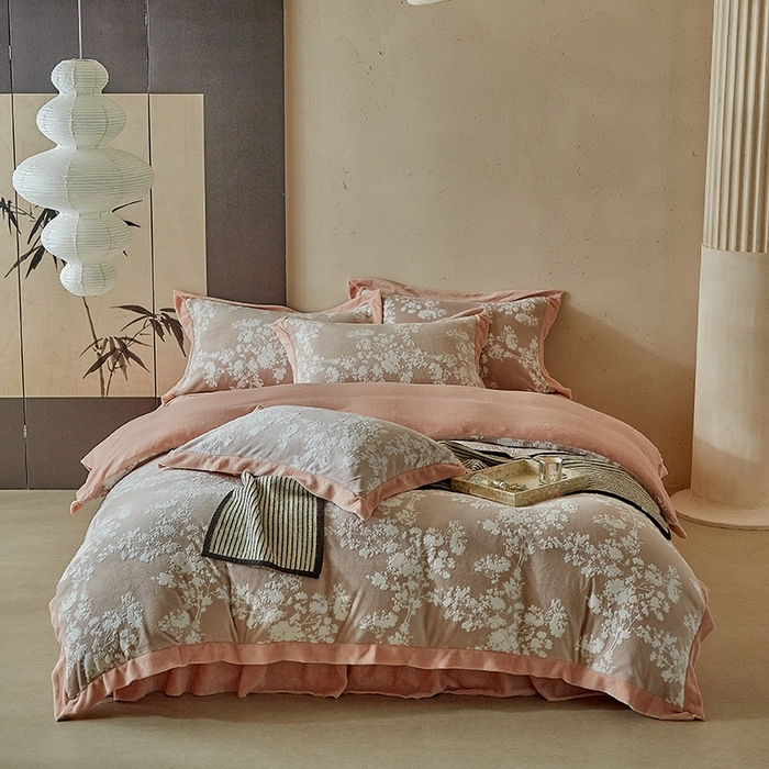 91家纺网 家纺一手货源 找家纺 孑寐家纺 2025新款宽边拼角雕花绒床盖四件套 香雪海-橘色