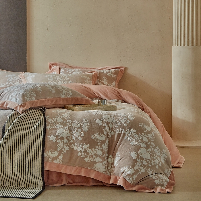 91家纺网 家纺一手货源 找家纺 孑寐家纺 2025新款宽边拼角雕花绒床盖四件套 香雪海-橘色