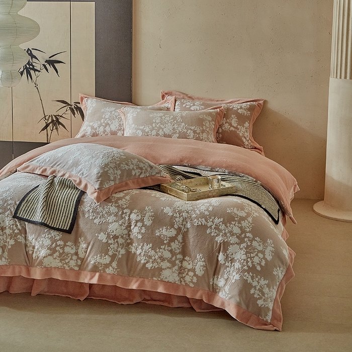 91家纺网 家纺一手货源 找家纺 孑寐家纺 2025新款宽边拼角雕花绒床盖四件套 香雪海-橘色