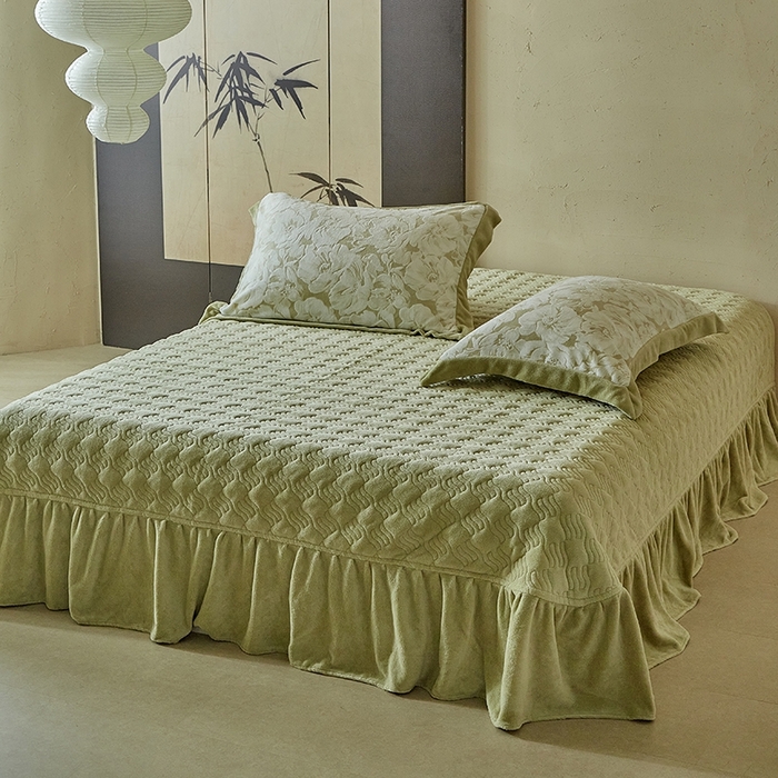 91家纺网 家纺一手货源 找家纺 孑寐家纺 2025新款宽边拼角雕花绒床盖四件套 香雪海-绿色