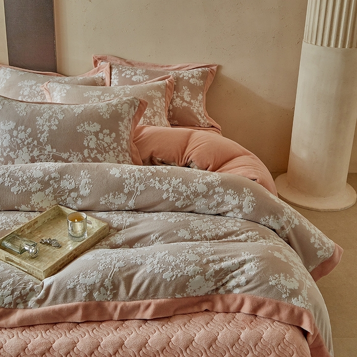 91家纺网 家纺一手货源 找家纺 孑寐家纺 2025新款宽边拼角雕花绒床盖四件套 香雪海-橘色