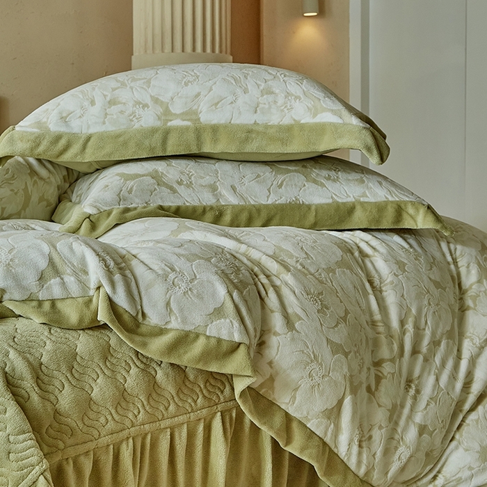 91家纺网 家纺一手货源 找家纺 孑寐家纺 2025新款宽边拼角雕花绒床盖四件套 香雪海-绿色