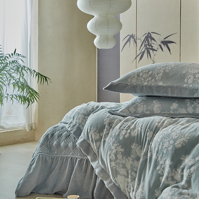 91家纺网 家纺一手货源 找家纺 孑寐家纺 2025新款宽边拼角雕花绒床盖四件套 香雪海-雾蓝