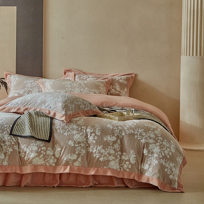 91家纺网 家纺一手货源 找家纺 孑寐家纺 2025新款宽边拼角雕花绒床盖四件套 香雪海-橘色