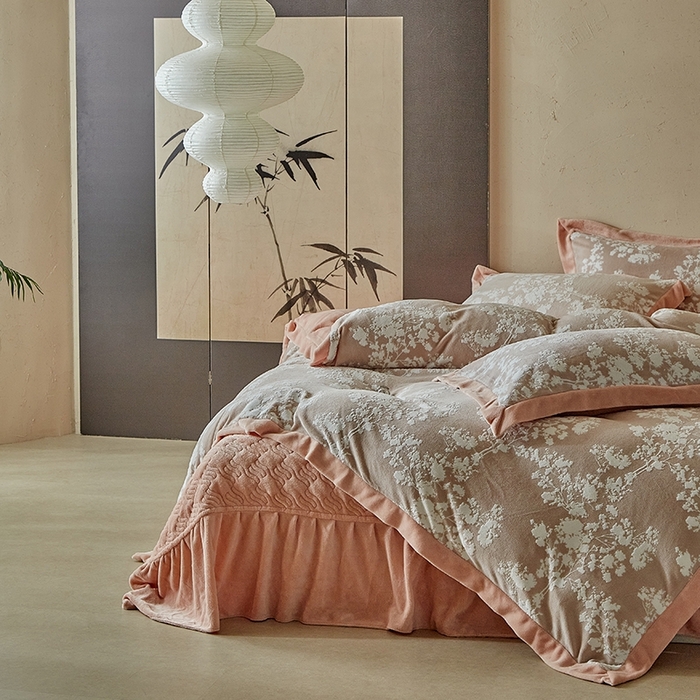 91家纺网 家纺一手货源 找家纺 孑寐家纺 2025新款宽边拼角雕花绒床盖四件套 香雪海-橘色