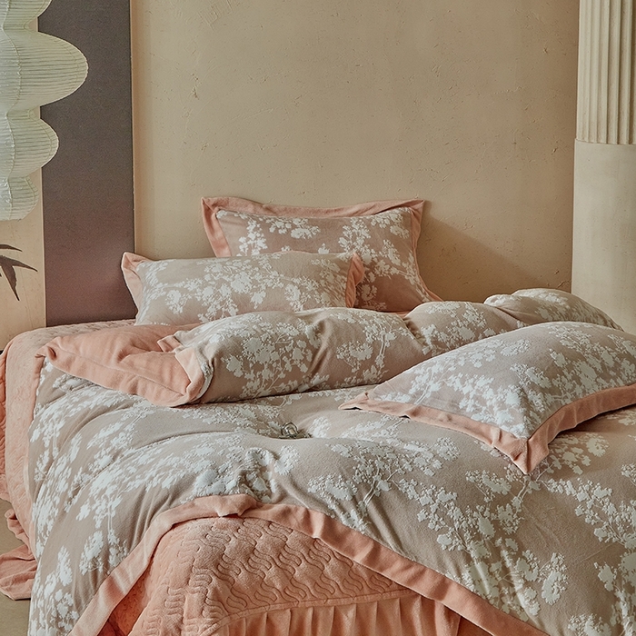 91家纺网 家纺一手货源 找家纺 孑寐家纺 2025新款宽边拼角雕花绒床盖四件套 香雪海-橘色
