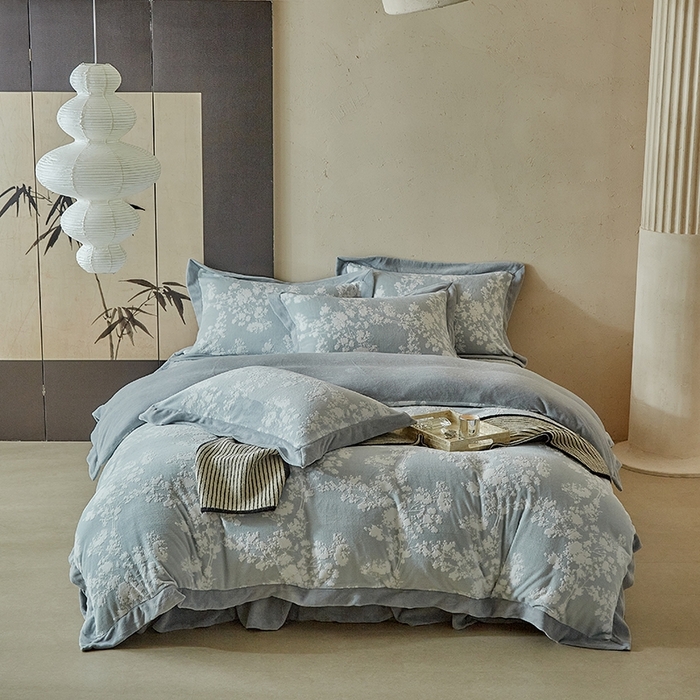 91家纺网 家纺一手货源 找家纺 孑寐家纺 2025新款宽边拼角雕花绒床盖四件套 香雪海-雾蓝