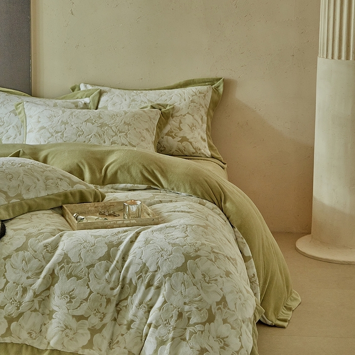 91家纺网 家纺一手货源 找家纺 孑寐家纺 2025新款宽边拼角雕花绒床盖四件套 香雪海-绿色