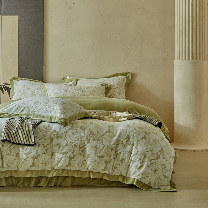 91家纺网 家纺一手货源 找家纺 孑寐家纺 2025新款宽边拼角雕花绒床盖四件套 香雪海-绿色