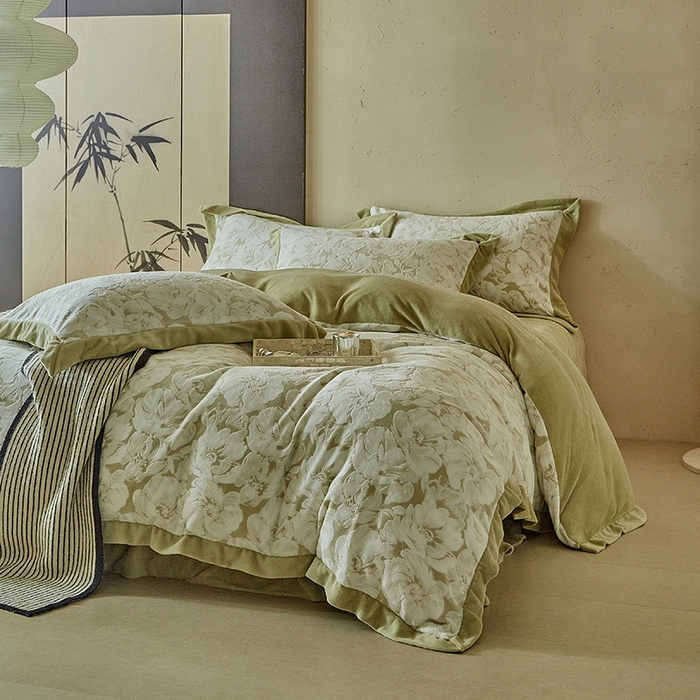 91家纺网 家纺一手货源 找家纺 孑寐家纺 2025新款宽边拼角雕花绒床盖四件套 香雪海-绿色