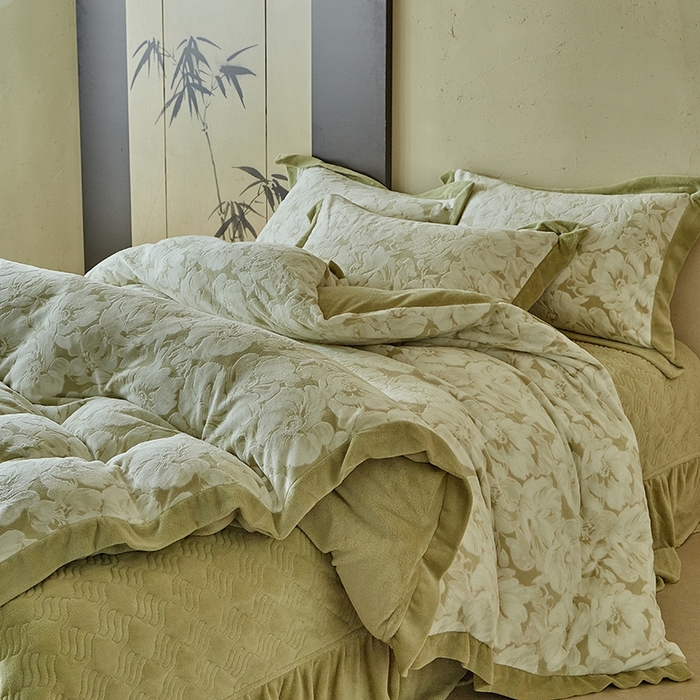 91家纺网 家纺一手货源 找家纺 孑寐家纺 2025新款宽边拼角雕花绒床盖四件套 香雪海-绿色