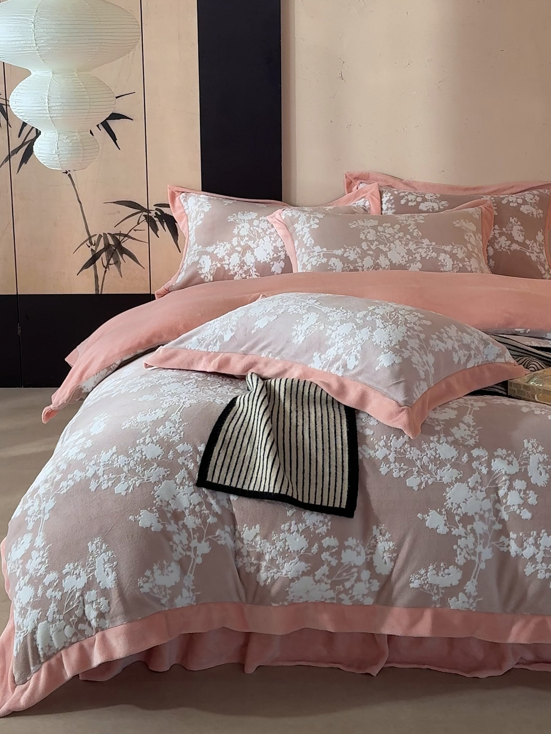 91家纺网 家纺一手货源 找家纺 孑寐家纺 2025新款宽边拼角雕花绒床盖四件套 香雪海-橘色