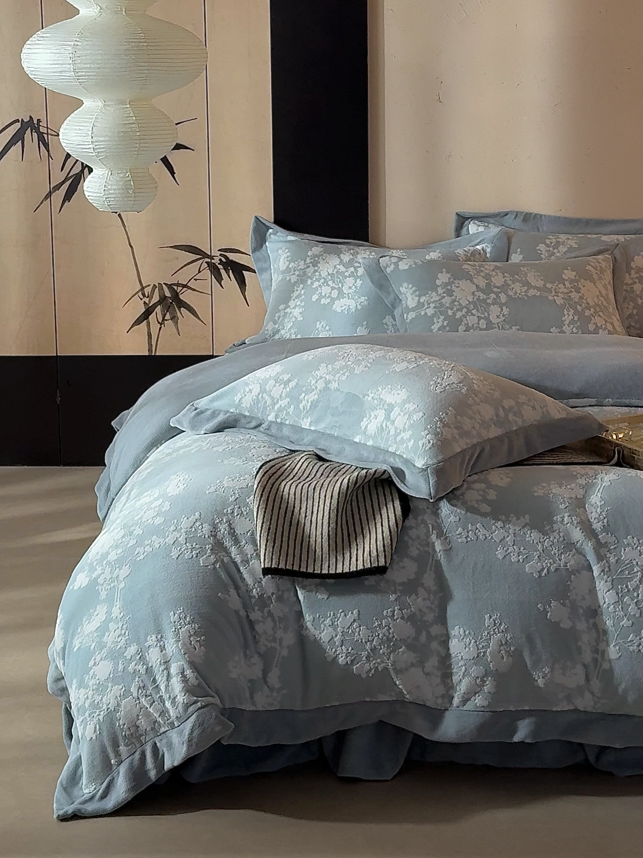 91家纺网 家纺一手货源 找家纺 孑寐家纺 2025新款宽边拼角雕花绒床盖四件套 香雪海-雾蓝