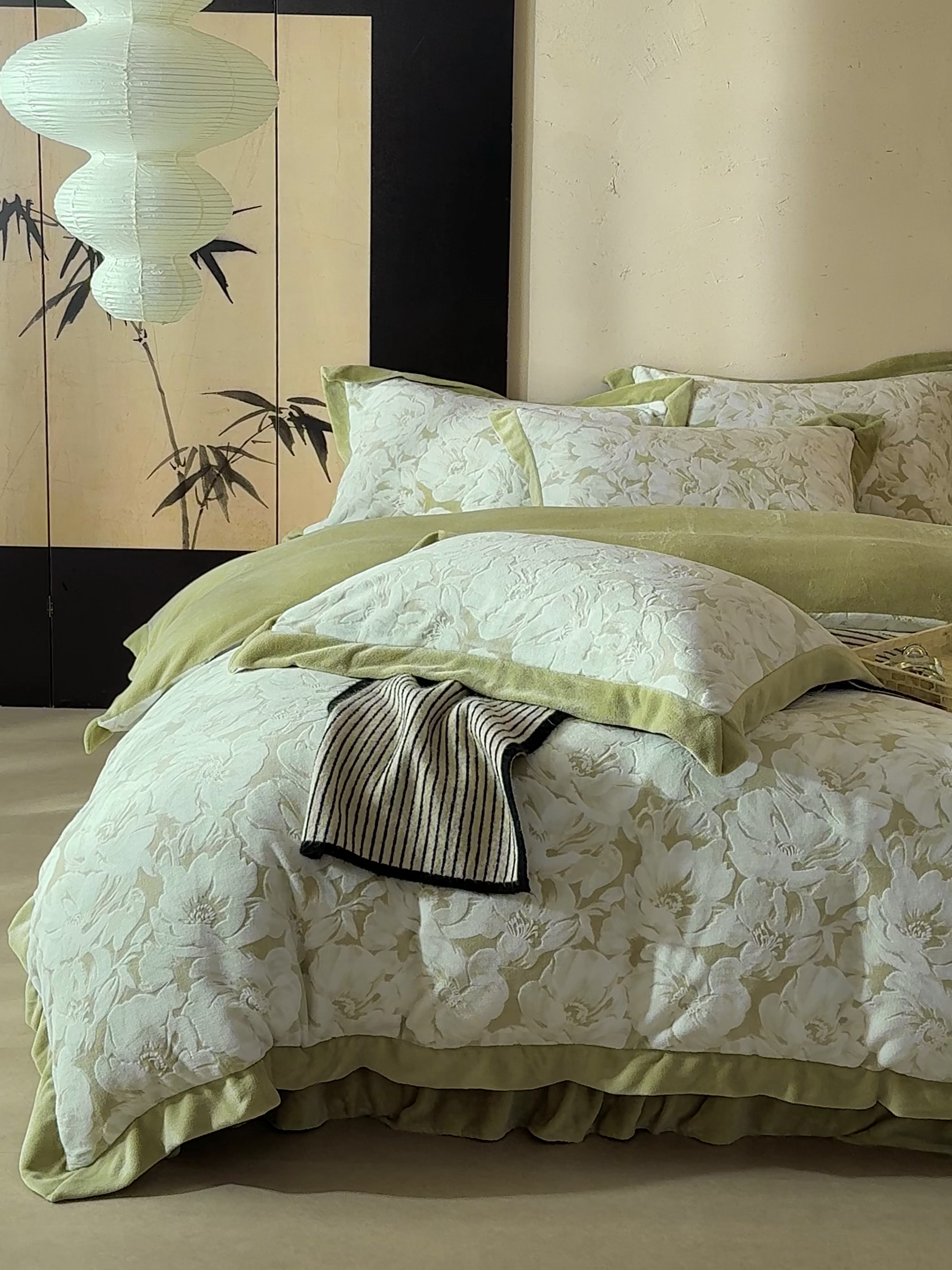 91家纺网 家纺一手货源 找家纺 孑寐家纺 2025新款宽边拼角雕花绒床盖四件套 花夕颜-绿色