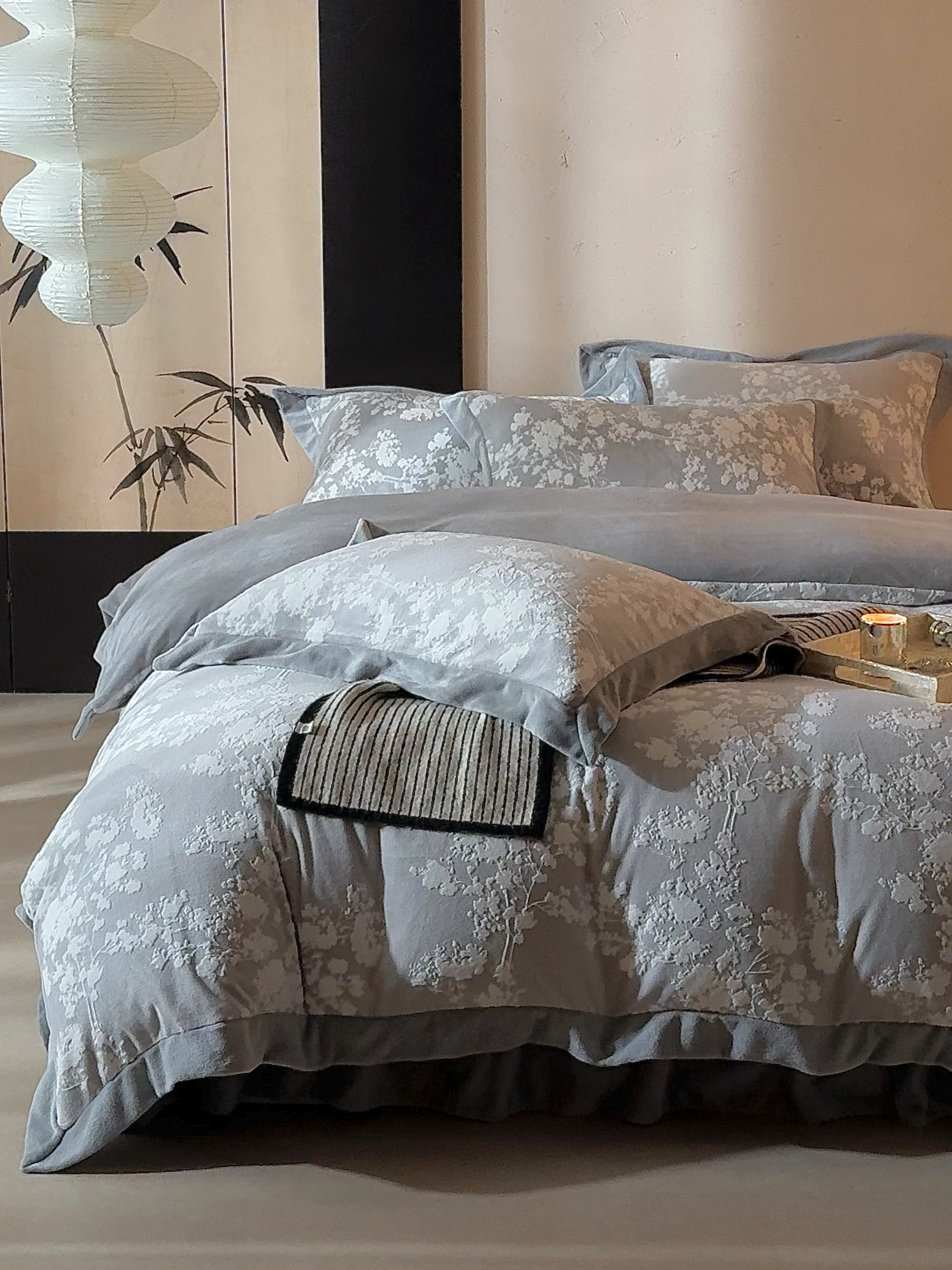 91家纺网 家纺一手货源 找家纺 孑寐家纺 2025新款宽边拼角雕花绒床盖四件套 香雪海-灰色