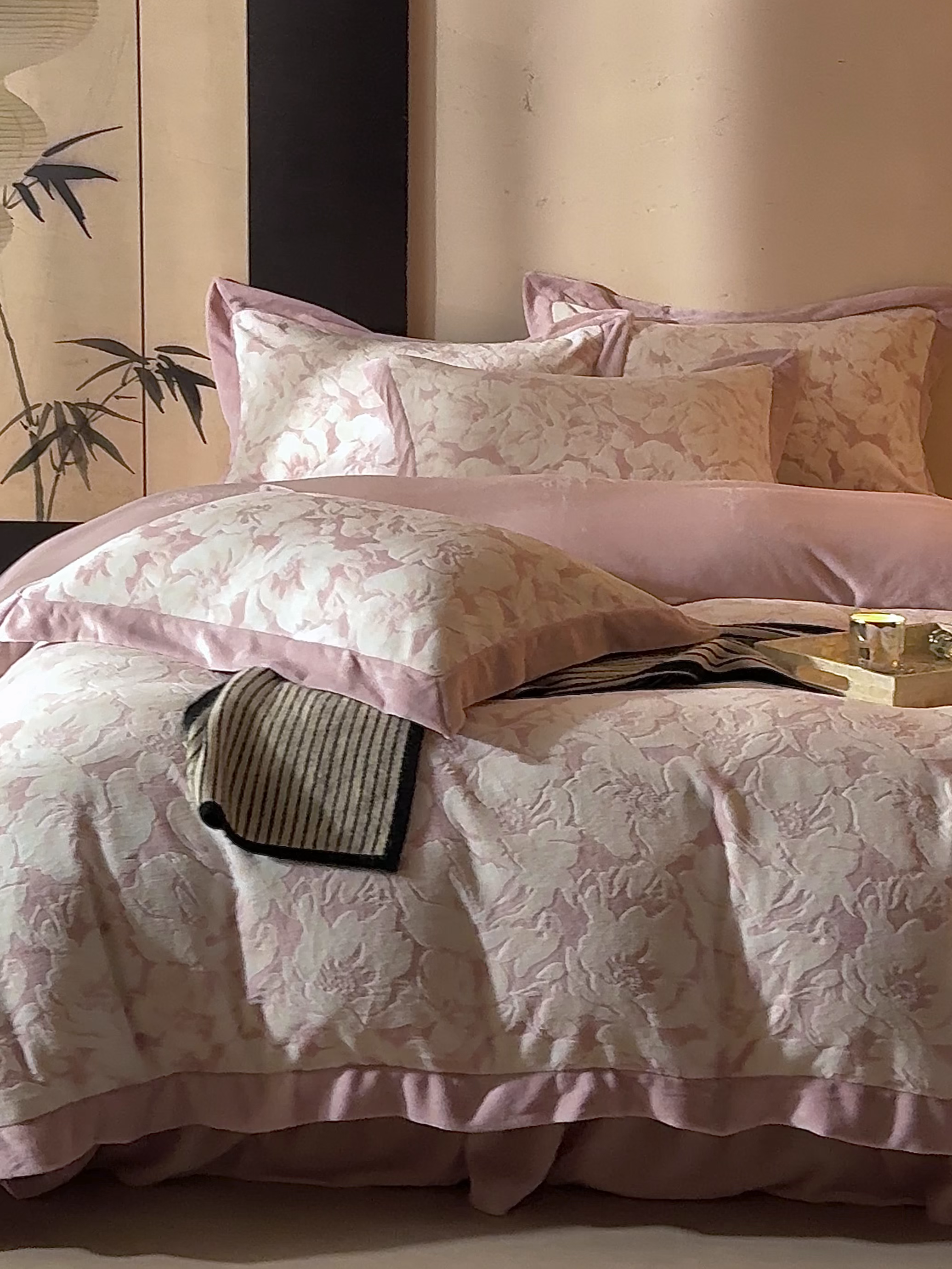 91家纺网 家纺一手货源 找家纺 （总）孑寐家纺 2025新款宽边拼角雕花绒床盖四件套