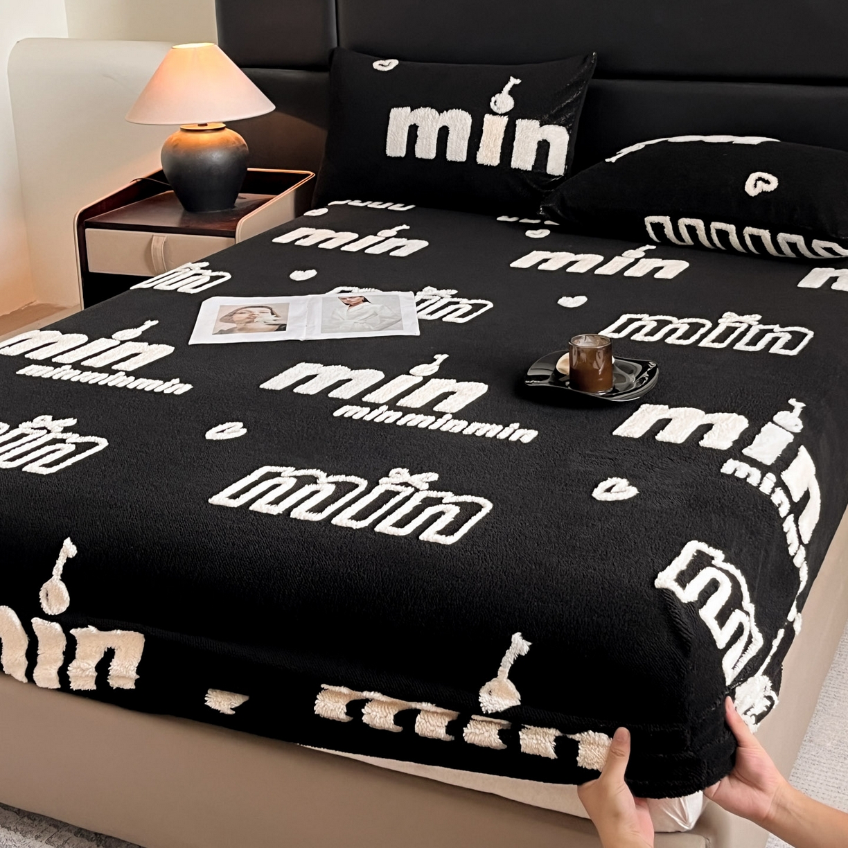 91家纺网 家纺一手货源 找家纺 慕木家纺 2025新款A类高克重云慕绒床笠系列（场景二拍摄）提供买家秀 云暮绒床笠-墨池黑