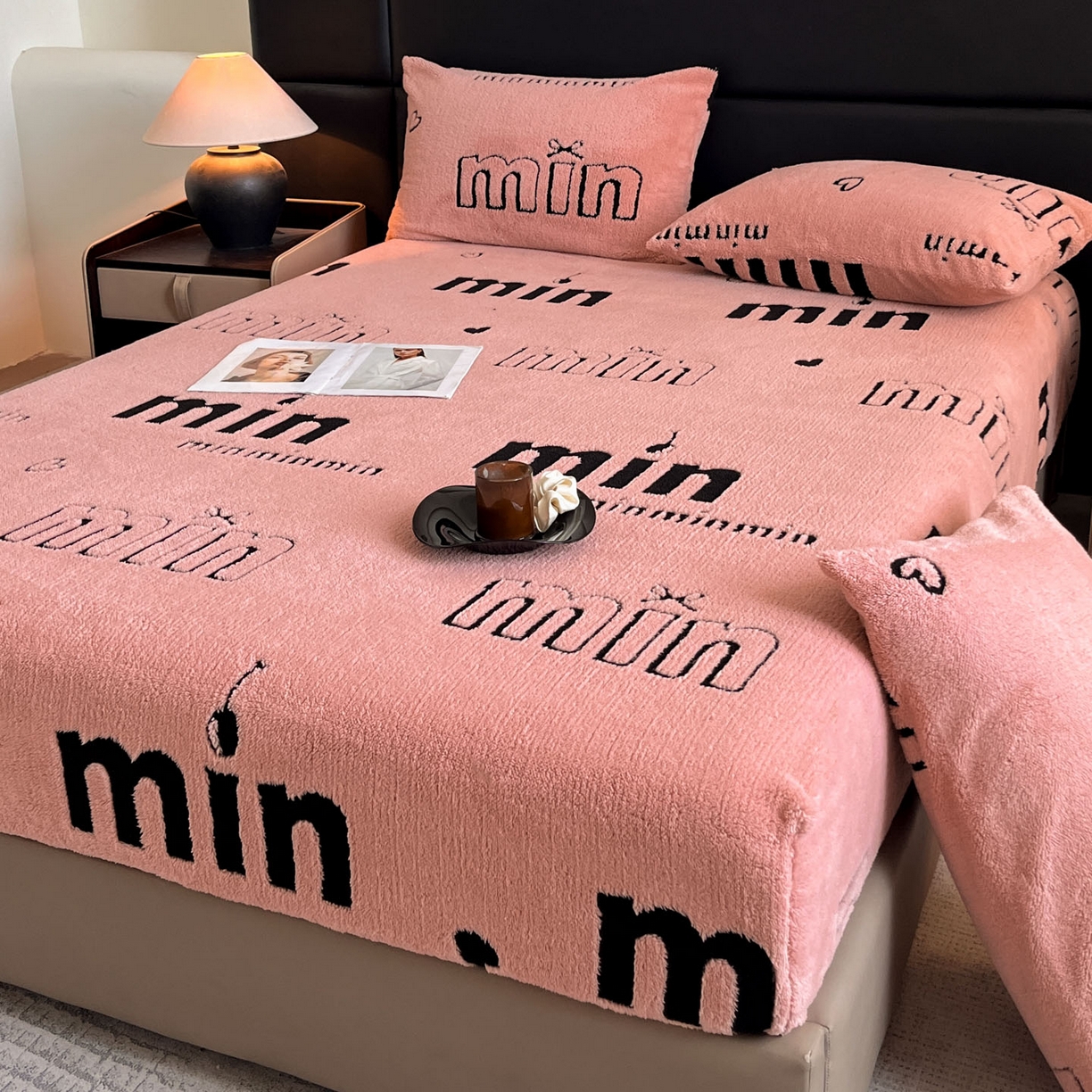 91家纺网 家纺一手货源 找家纺 慕木家纺 2025新款A类高克重云慕绒床笠系列（场景二拍摄）提供买家秀 云暮绒床笠-桃夭粉