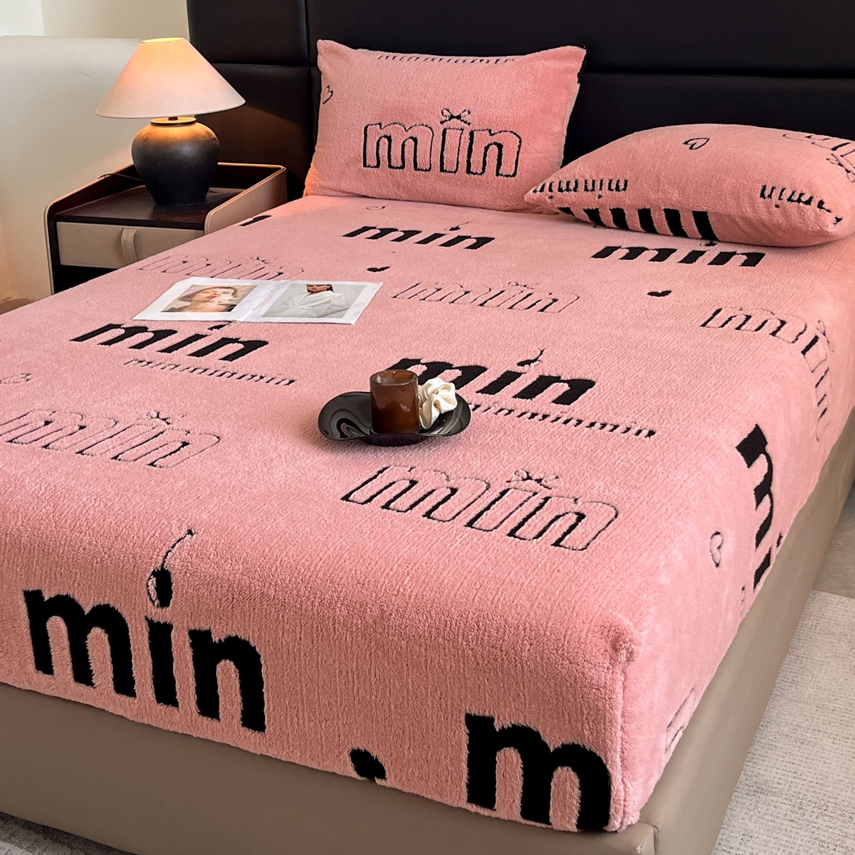 91家纺网 家纺一手货源 找家纺 慕木家纺 2025新款A类高克重云慕绒床笠系列（场景二拍摄）提供买家秀 云暮绒床笠-桃夭粉