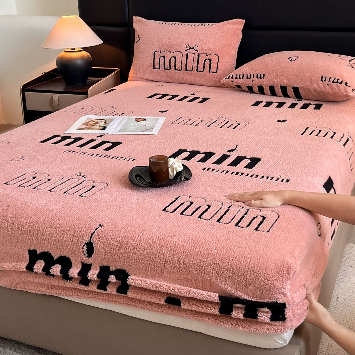 91家纺网 家纺一手货源 找家纺 慕木家纺 2025新款A类高克重云慕绒床笠系列（场景二拍摄）提供买家秀 云暮绒床笠-桃夭粉