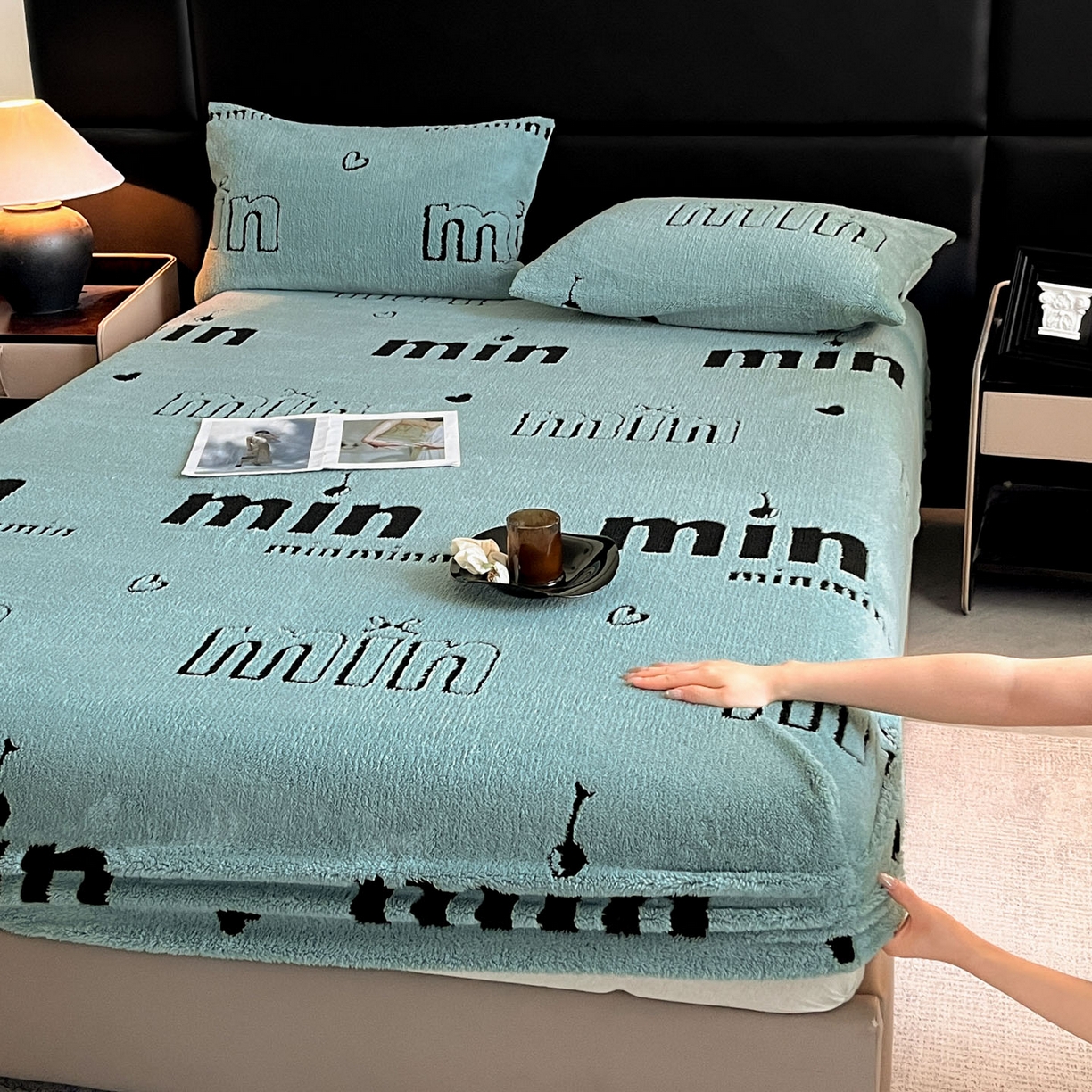 91家纺网 家纺一手货源 找家纺 慕木家纺 2025新款A类高克重云慕绒床笠系列（场景二拍摄）提供买家秀 云暮绒床笠-云朵蓝