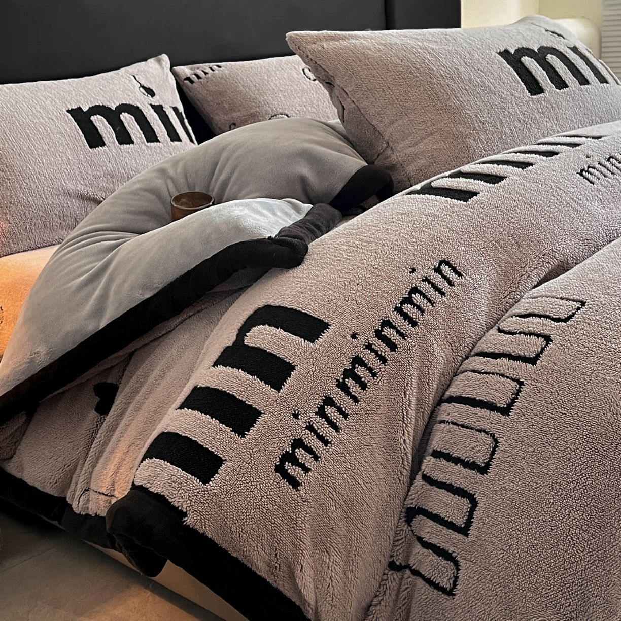 91家纺网 家纺一手货源 找家纺 慕木家纺 2025新款A类高克重云慕绒床笠系列（场景二拍摄）提供买家秀 云暮绒床笠-云絮灰