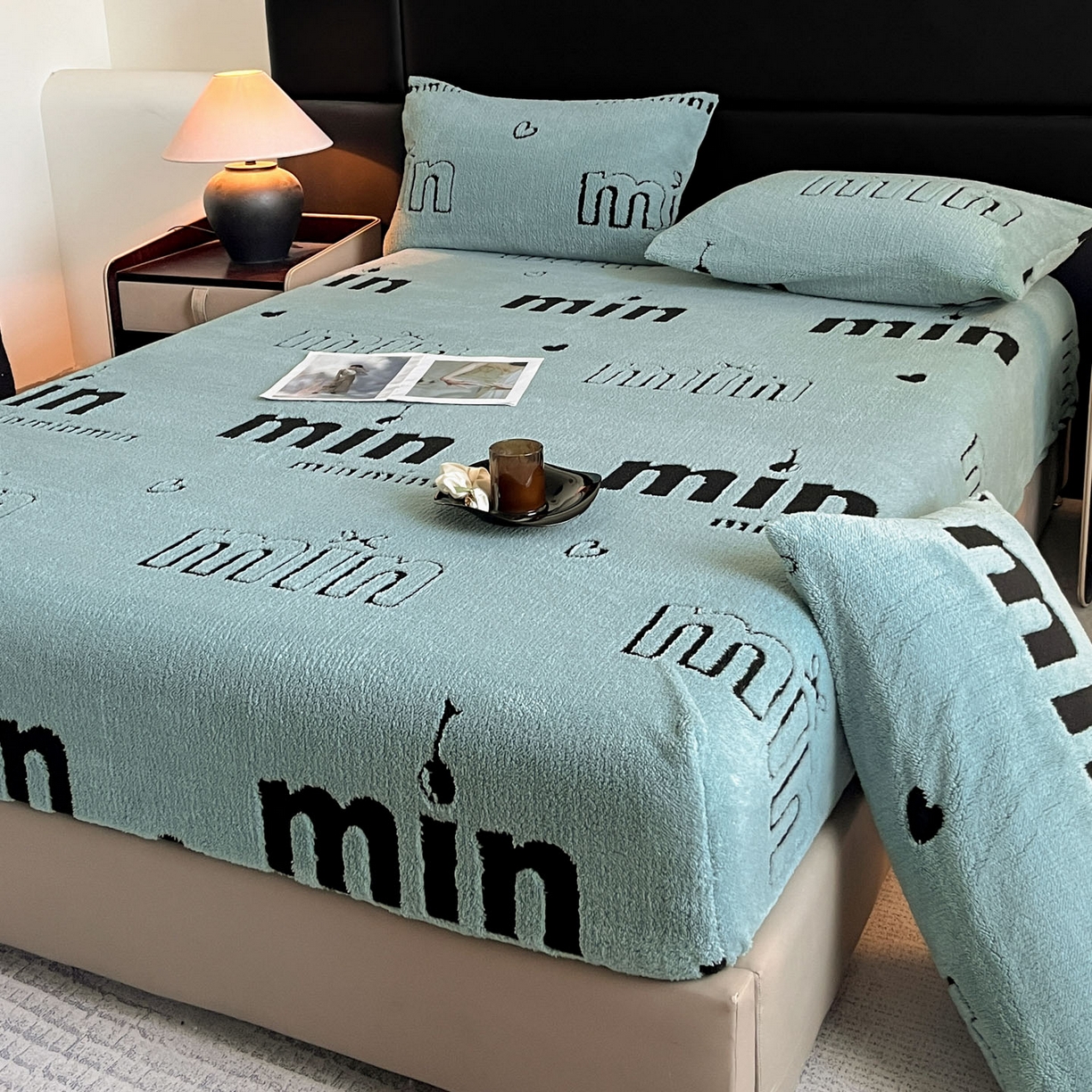 91家纺网 家纺一手货源 找家纺 慕木家纺 2025新款A类高克重云慕绒床笠系列（场景二拍摄）提供买家秀 云暮绒床笠-云朵蓝