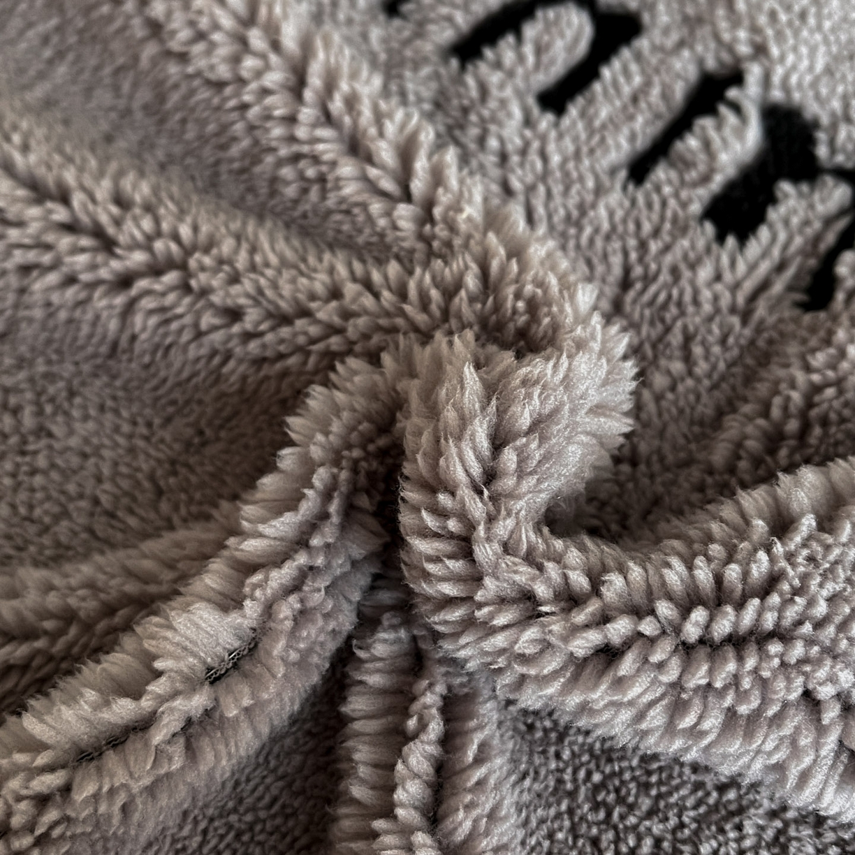 91家纺网 家纺一手货源 找家纺 慕木家纺 2025新款A类高克重云慕绒床笠系列（场景二拍摄）提供买家秀 云暮绒床笠-云絮灰