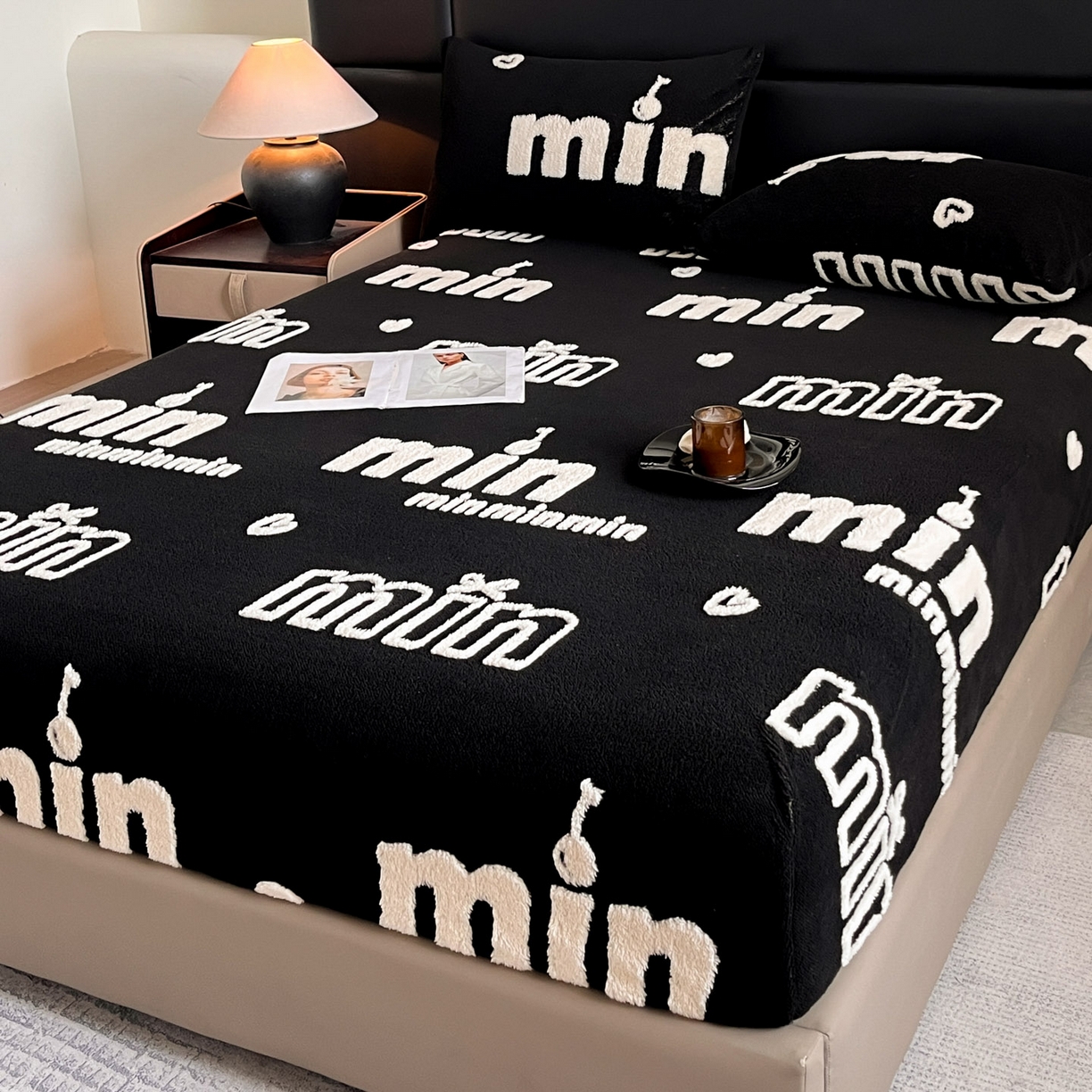 91家纺网 家纺一手货源 找家纺 慕木家纺 2025新款A类高克重云慕绒床笠系列（场景二拍摄）提供买家秀 云暮绒床笠-墨池黑