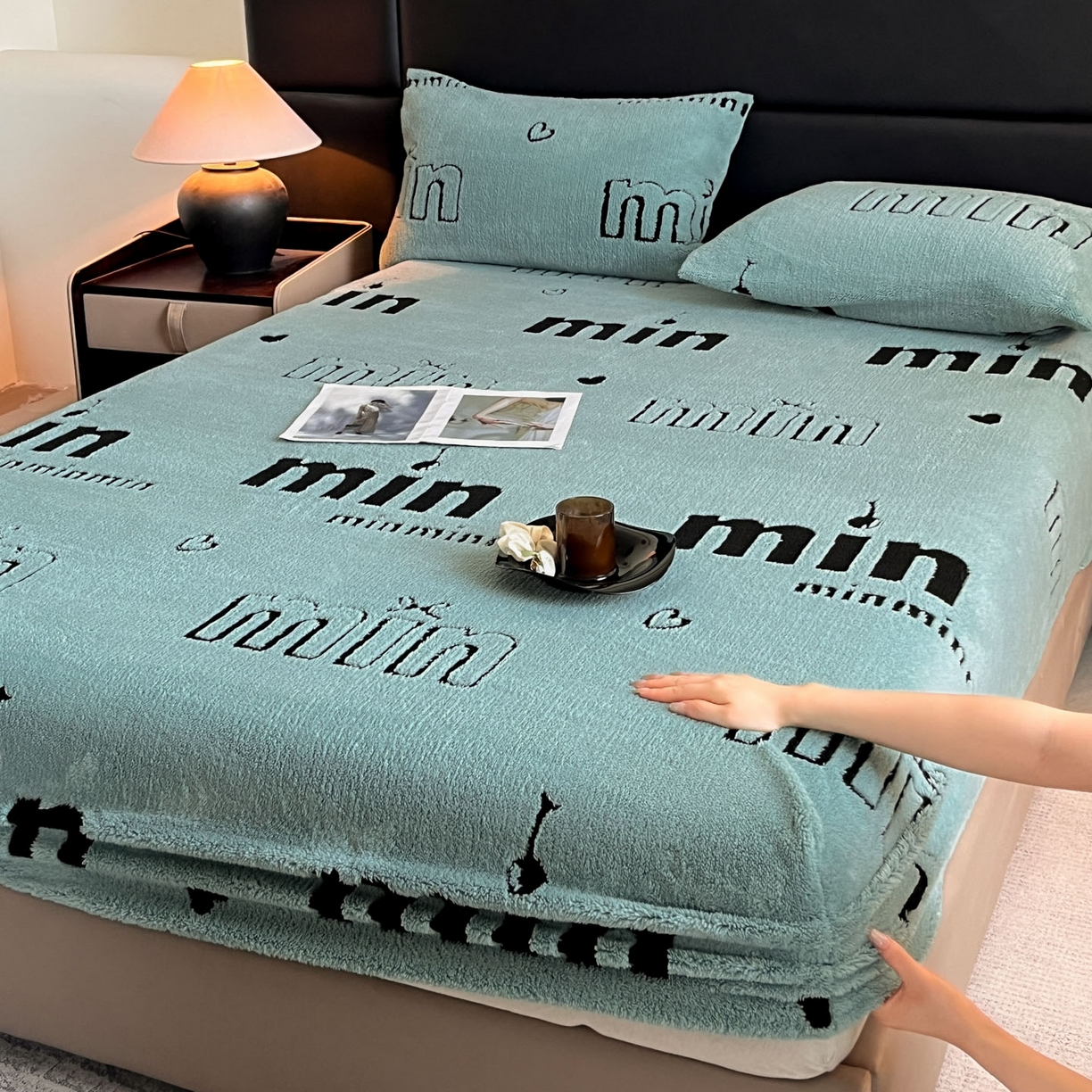 91家纺网 家纺一手货源 找家纺 慕木家纺 2025新款A类高克重云慕绒床笠系列（场景二拍摄）提供买家秀 云暮绒床笠-云朵蓝