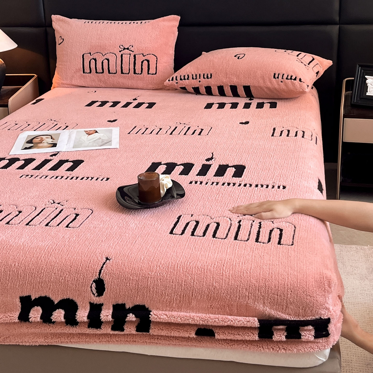 91家纺网 家纺一手货源 找家纺 慕木家纺 2025新款A类高克重云慕绒床笠系列（场景二拍摄）提供买家秀 云暮绒床笠-桃夭粉