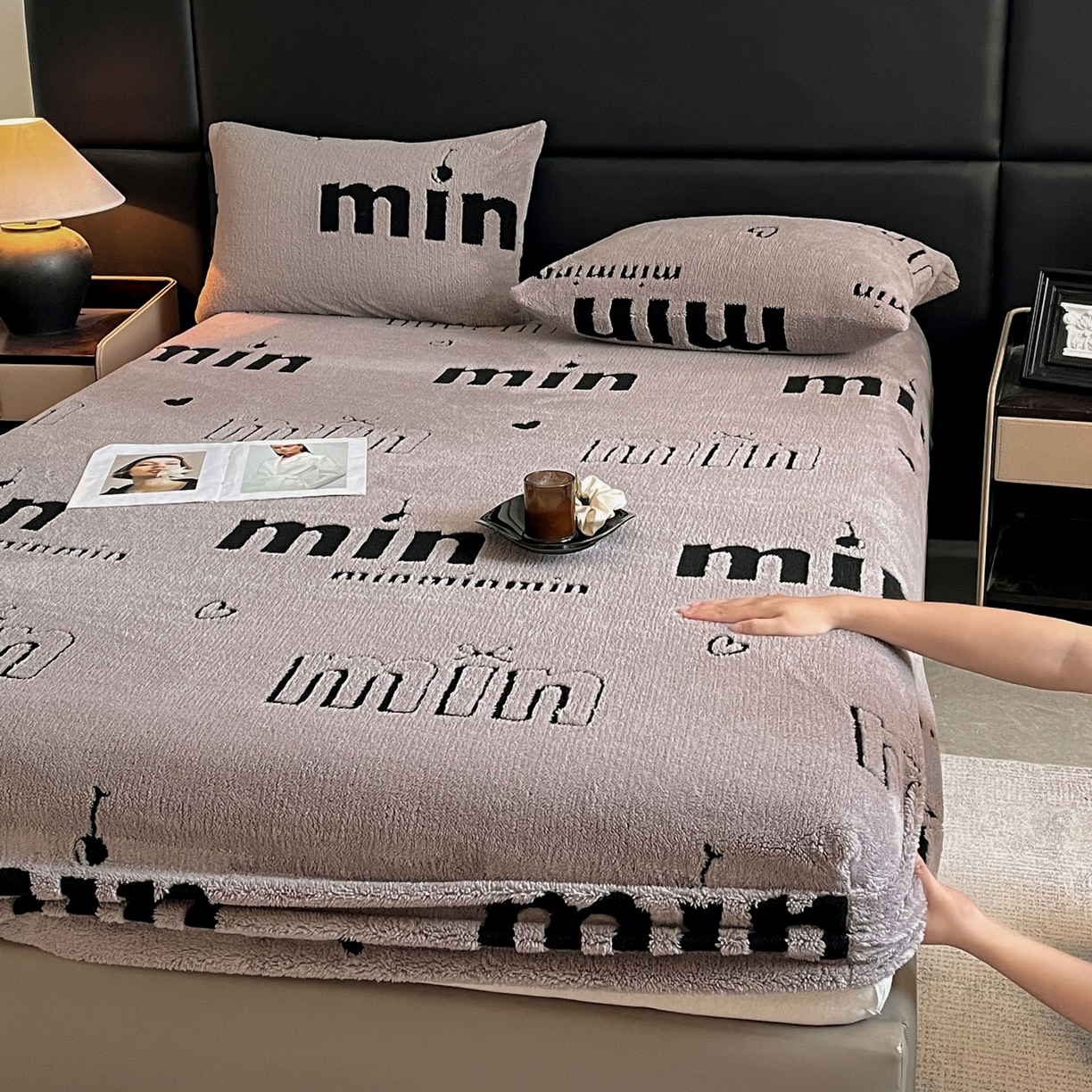 91家纺网 家纺一手货源 找家纺 慕木家纺 2025新款A类高克重云慕绒床笠系列（场景二拍摄）提供买家秀 云暮绒床笠-云絮灰