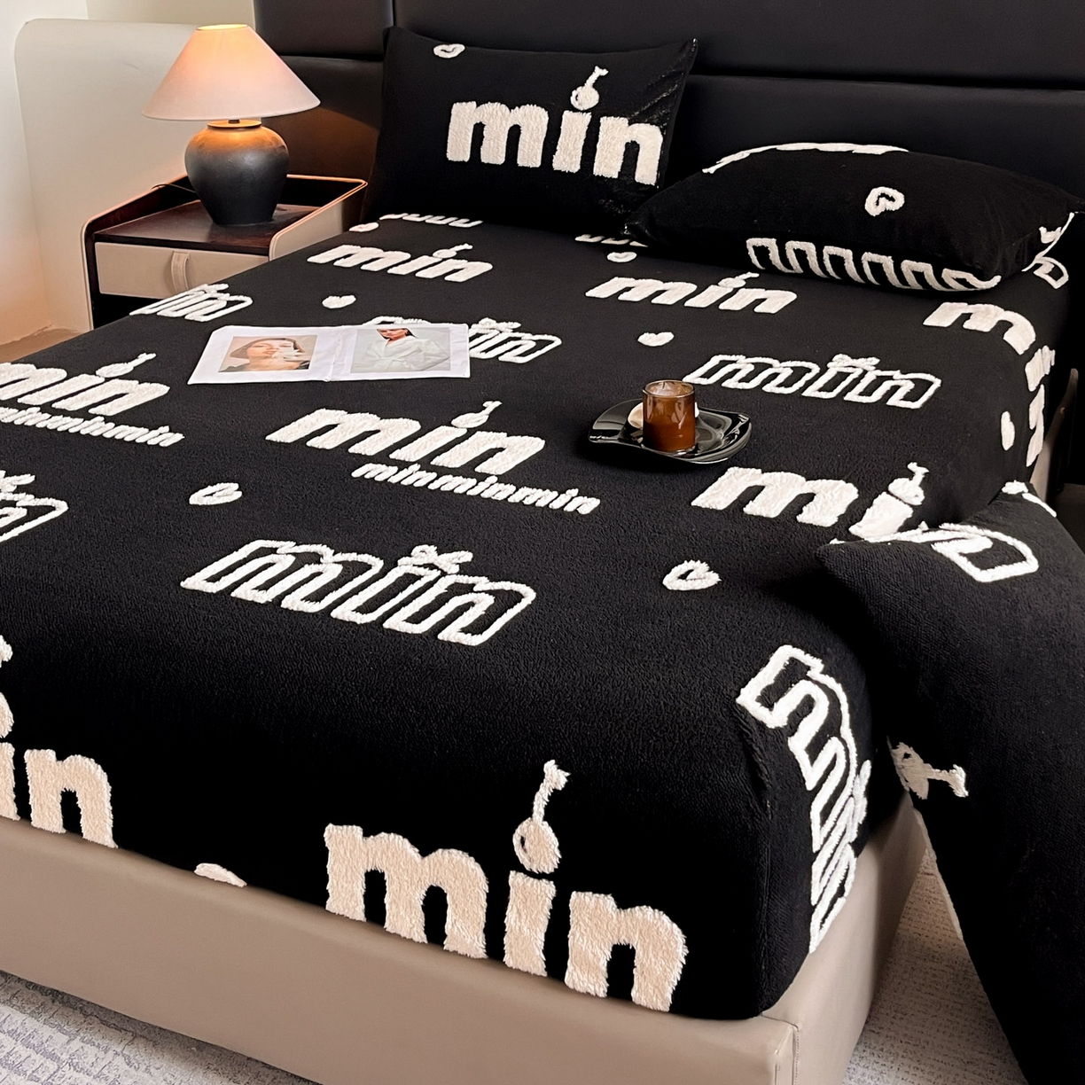 91家纺网 家纺一手货源 找家纺 慕木家纺 2025新款A类高克重云慕绒床笠系列（场景二拍摄）提供买家秀 云暮绒床笠-墨池黑