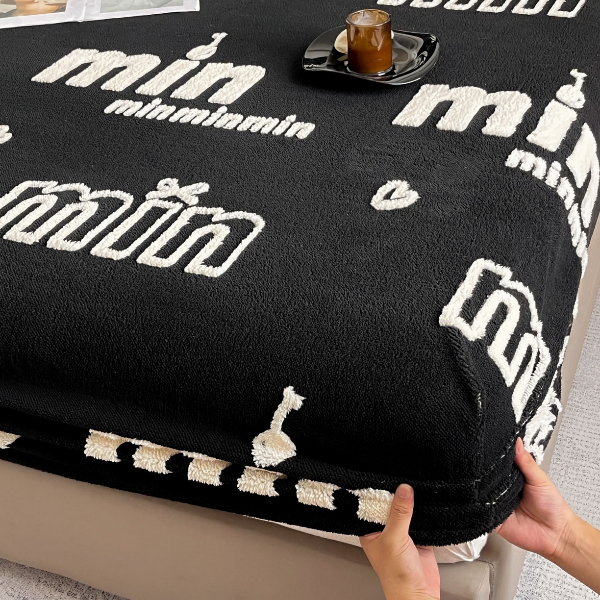 91家纺网 家纺一手货源 找家纺 慕木家纺 2025新款A类高克重云慕绒床笠系列（场景二拍摄）提供买家秀 云暮绒床笠-墨池黑