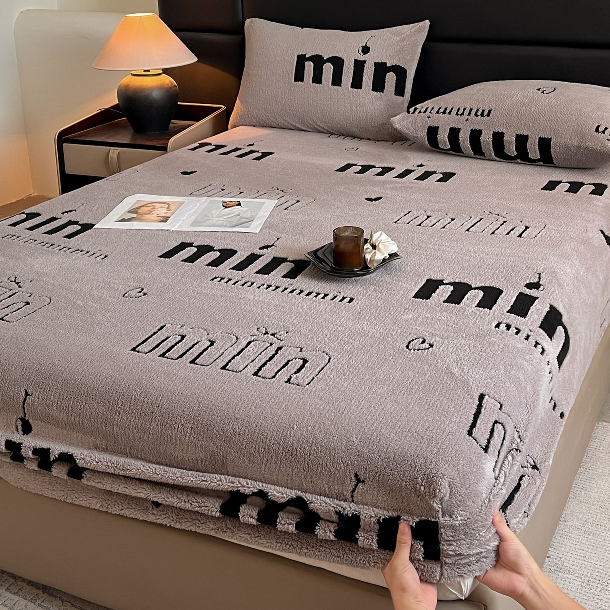 91家纺网 家纺一手货源 找家纺 慕木家纺 2025新款A类高克重云慕绒床笠系列（场景二拍摄）提供买家秀 云暮绒床笠-云絮灰